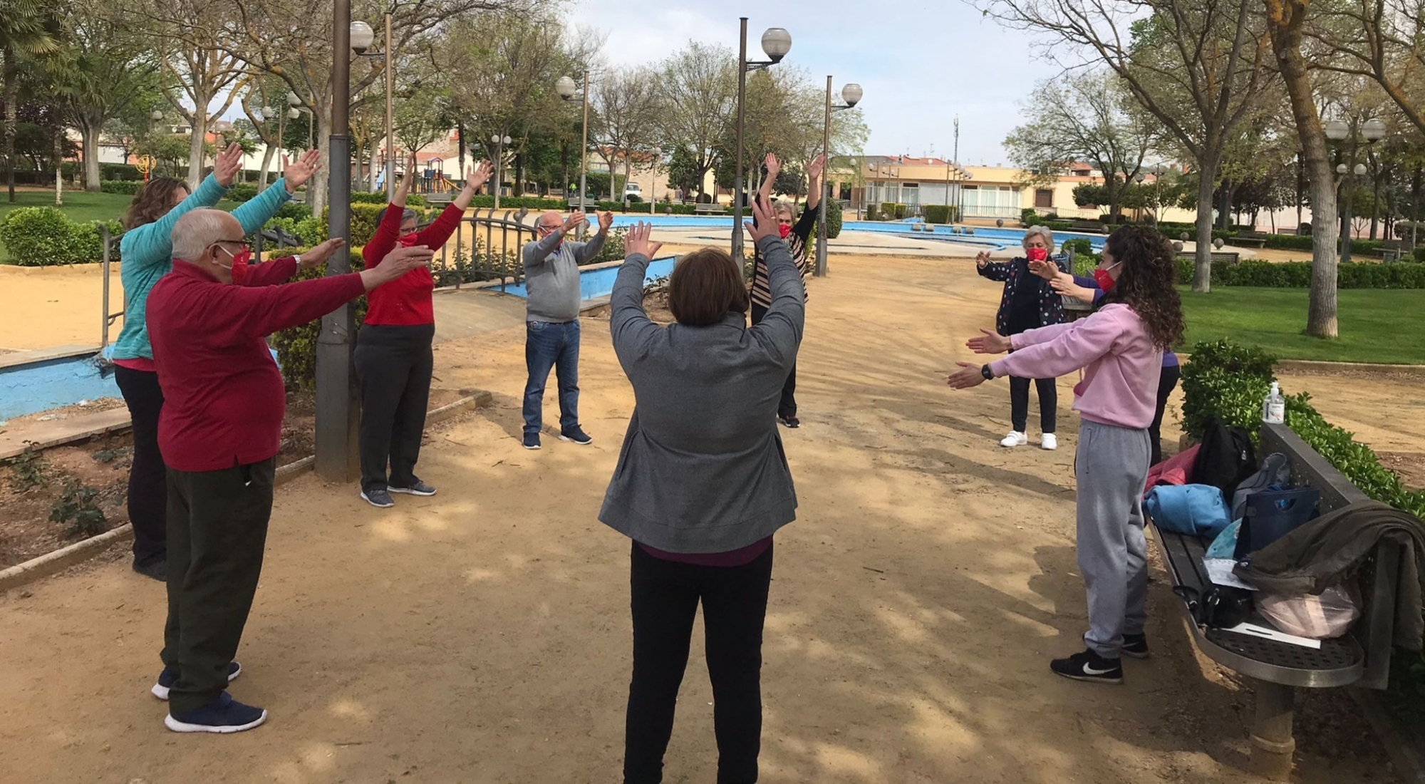 Participantes de uno de los grupos, realizando estiramientos.