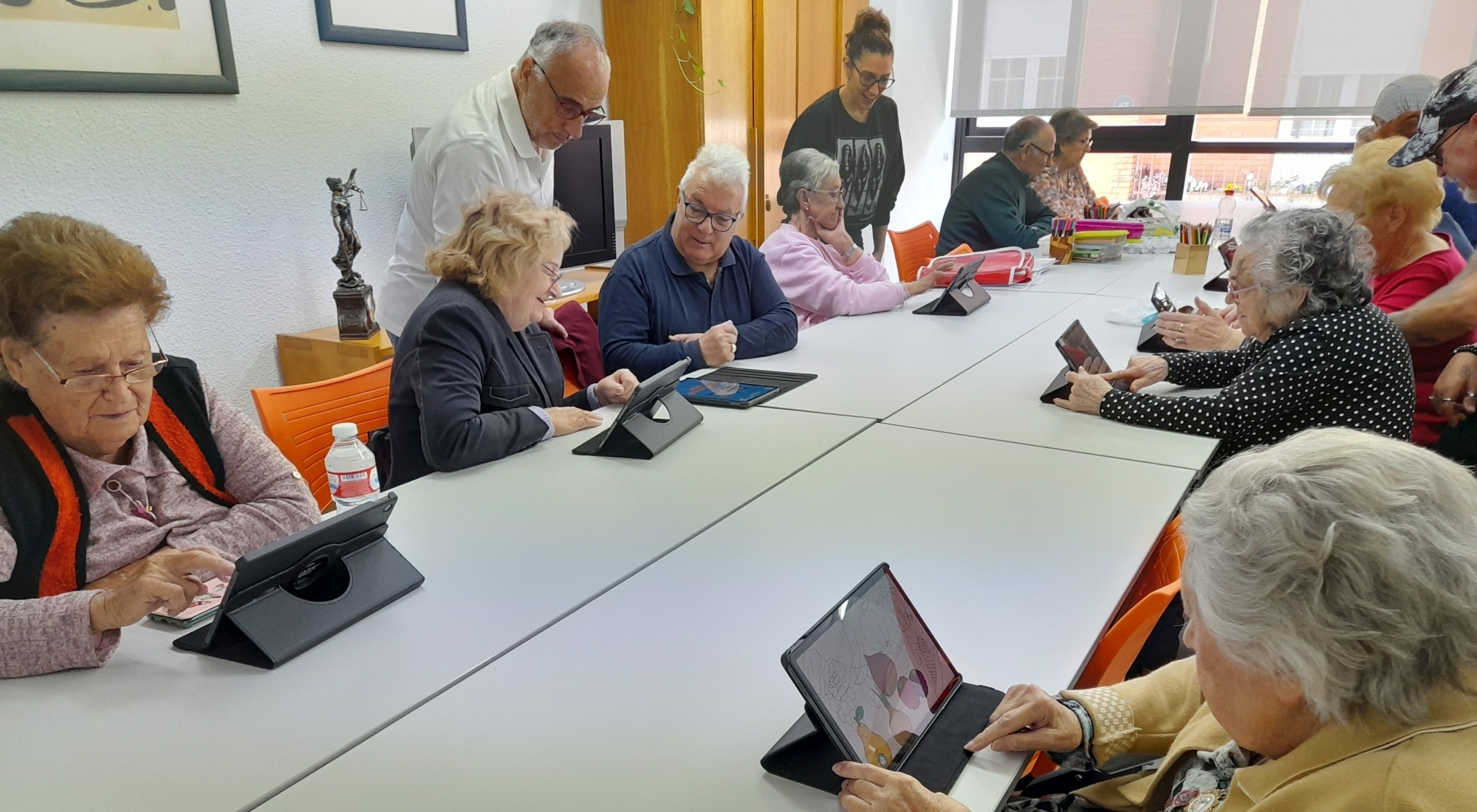 NUESTROS MAYORES UTILIZANDO LA TABLET